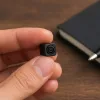Camara mini espia Full HD en diseño tecnológico para guía de compra